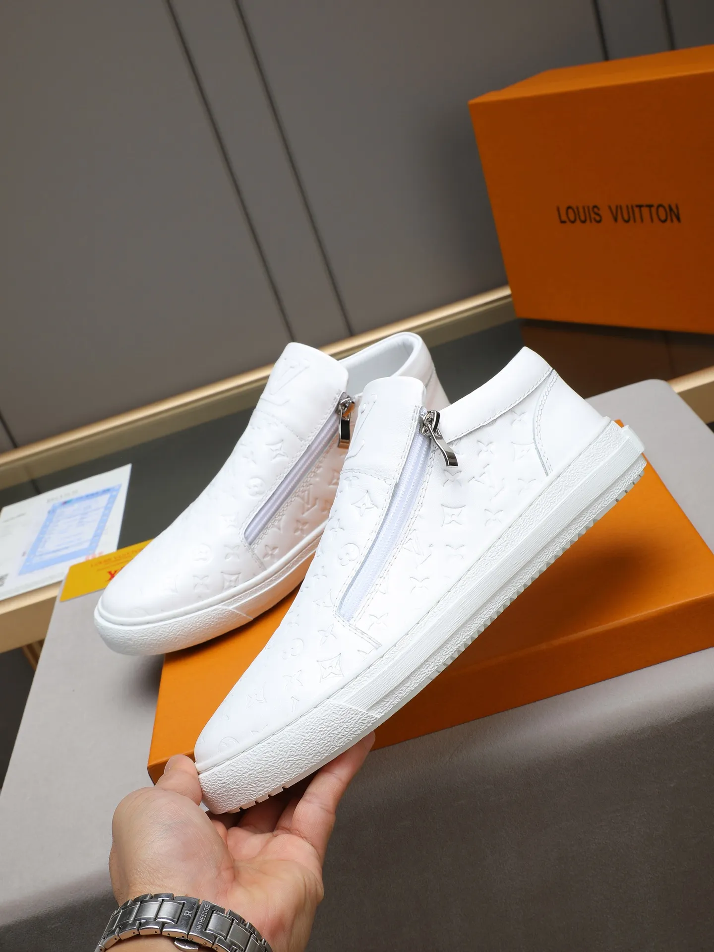 The main recommended model👍👍👍PP440 is the new LOUIS VUITTON [Luden Yiwei]——LV upper [Lv]🇮🇹Imported first-layer cowhide embossed🇩🇪Breathable sheep lining ➕Non-slip and wear-resistant outsole. Every man's identity is reflected in his elegant and stable upper shoes🚶🏻🚶🏻📯 No matter the wind or rain, the shoe last remains unchanged and can stand the test of time🔍️. ——Code number: 38-44 (45 can be customized)